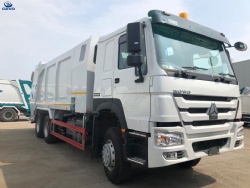 Garbage compactor truck